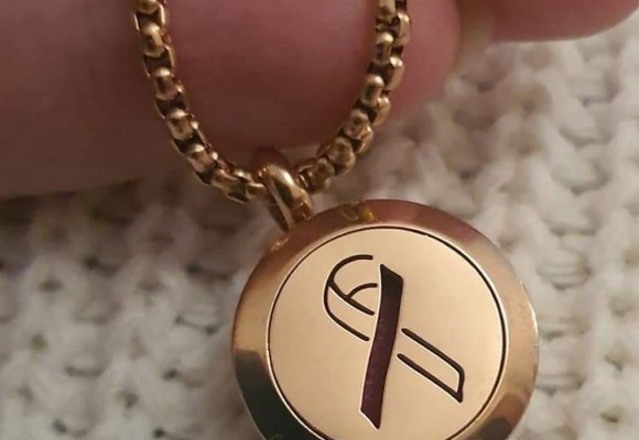 Kupując zawieszkę "Wstążka" wspierasz Fundację Spa For Cancer