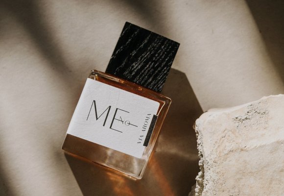 Naturalne perfumy - dlaczego warto zastąpić syntetyczne perfumy - naturalnymi.